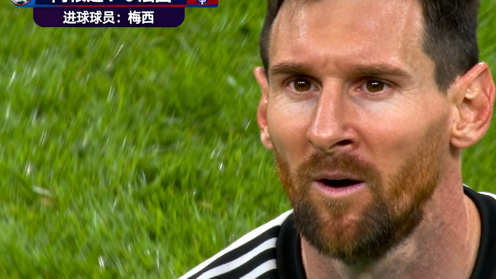 世界杯高清直播画面，左侧实时比分弹窗显示阿根廷1-0法国，进球球员梅西，背景为球场草坪